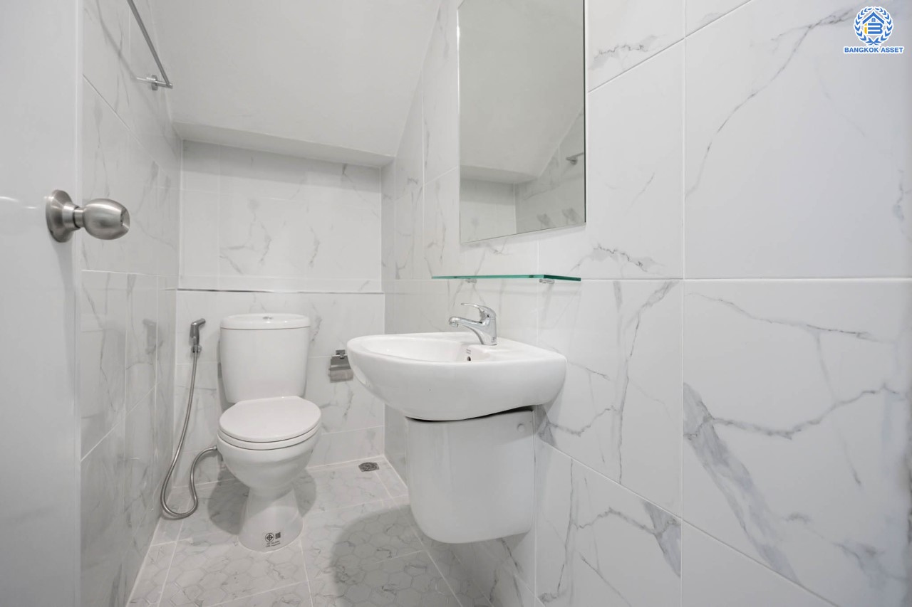 บ้านมือสองตกแต่งใหม่ ม.บัณฑิตโฮม ดอนเมือง เนื้อที่ 22.5 ตร.ว. ฟังก์ชัน 3 ห้องนอน 2 ห้องน้ำ จอดรถได้ 1 คัน บนทำเลศักยภาพ หน้าโครงการติดถนนวิภาวดี ใกล้สนามบินดอนเมือง ฟิวเจอร์พาร์ครังสิต, ม.รังสิต จุดขึ้นทางด่วน "โทลเวย์" และรถไฟฟ้าสายสีแดง "สถานีหลักหก"